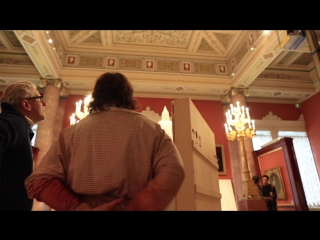 Монтаж выставки "Ян Фабр: Рыцарь отчаяния – воин красоты"