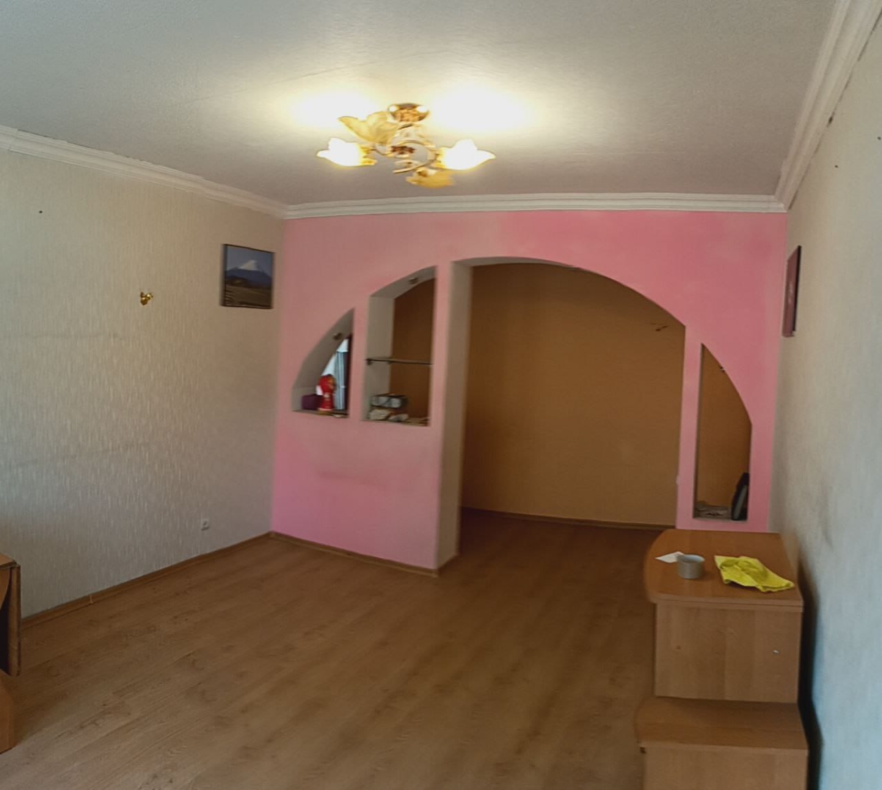 ПРОДАЕТСЯ 3-Х КОМНАТНАЯ КВАРТИРА 📍г. Стаханов, ул. Хруничева, 11 (р-н. Ромашка) 🏢Этаж: 3/4 🖊ДЕТАЛИ: ⭐Квартира в панельном доме, не угловая, сухая ⭐В пешей доступности: остановка общественного транспорта, магазины, в 5-ти минутах ходьбы сквер (Парк победы) ⭐Сделана перепланировка ⭐Установлен газовый котел (2-х...