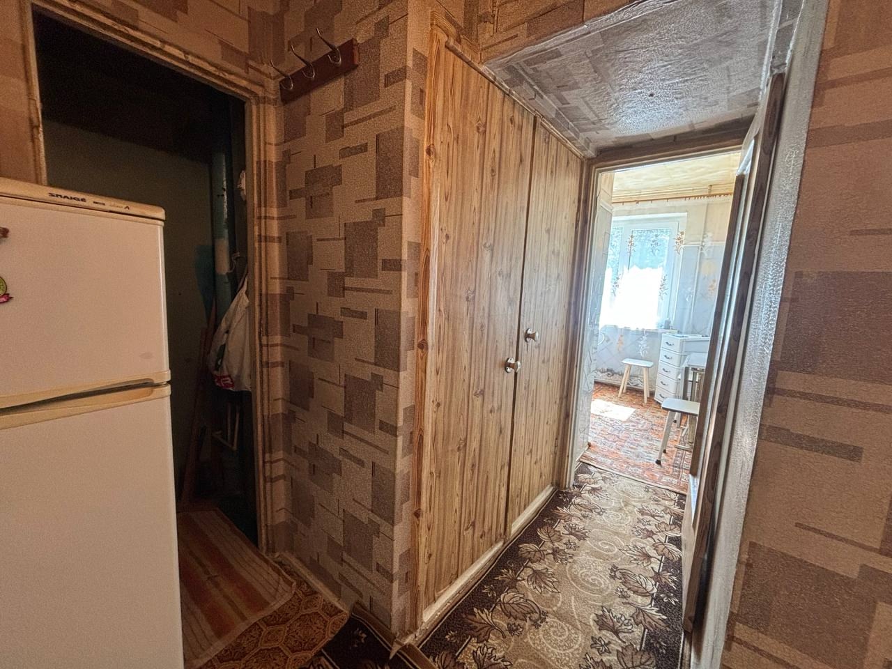 Продам 2-комн. кв. Ватутина, 3/5 эт., квартира с АВТОНОМНЫМ ОТОПЛЕНИЕМ, не угловая, комнаты изолированные, разводка пластик, окна мет/пластиковые, санузел раздельный, бойлер, балкон застеклен, хорошее жилое состояние, мебель остается. Хорошее месторасположение, рядом школа, парк, рынок, магазины, университет....
