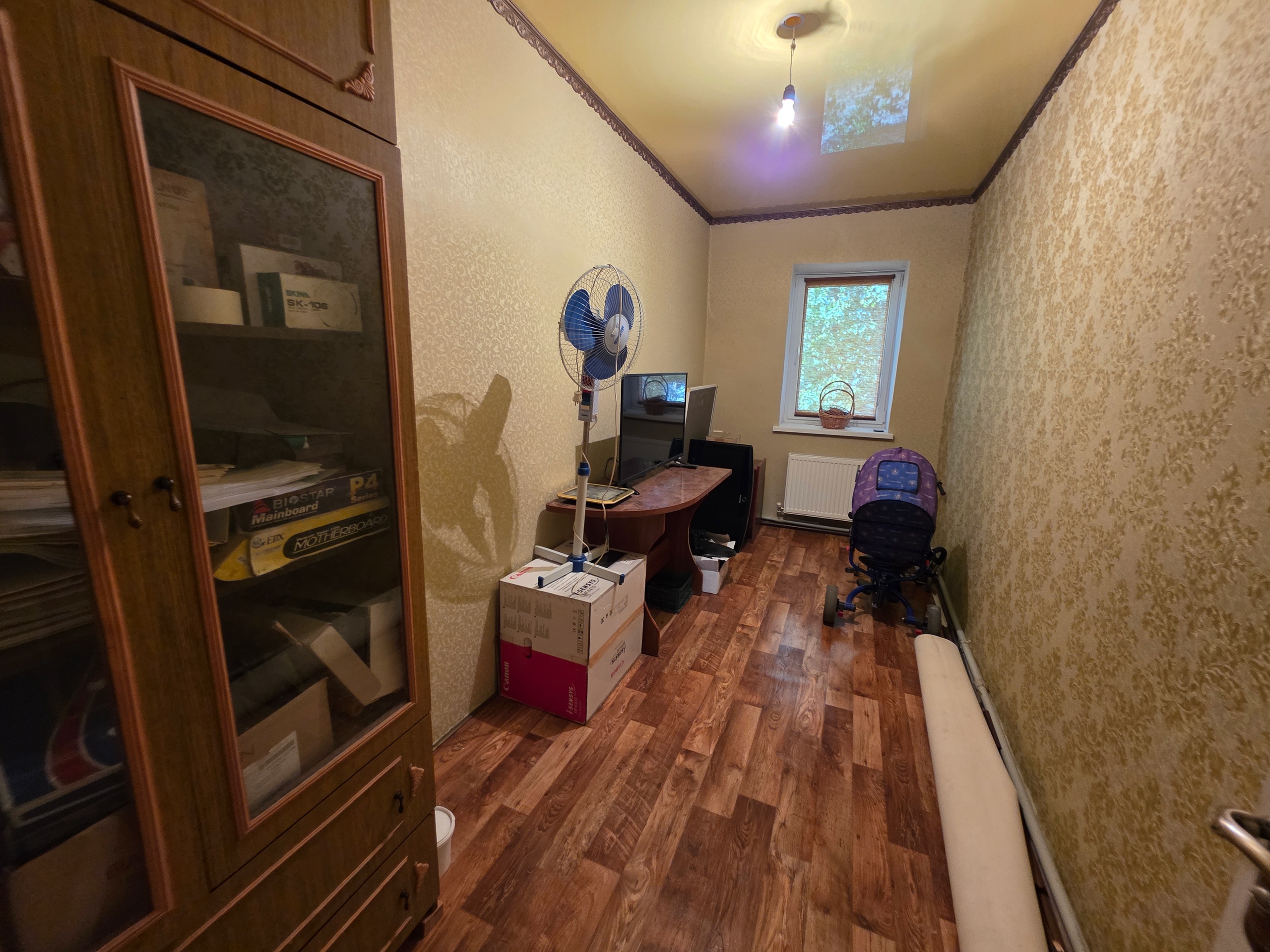 3х комн кварт 56м2 пер. Фрунзенский (район гост. Дружба), г. Луганск Продам 3х комн квартиру на земле 56м2 пер. Фрунзенский (район гост. Дружба), г. Луганск. Свежий ремонт. 3 - комнаты. Кухня. Удобства в доме. Отопление двухконтурный котел. Окна м/п с коваными декоративными решетками. Внимание! Сливная яма бе...