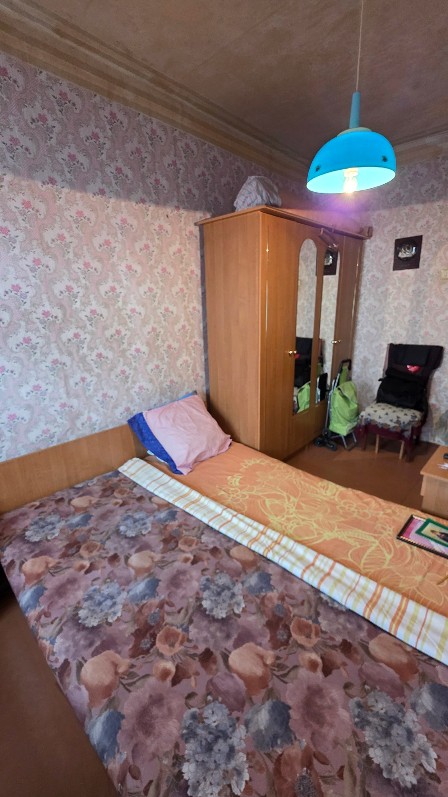 🏢 Продаётся 3-х комнатная квартира в Свердловске по адресу: ул. Карла Либкнехта, 24, возле ресторана "Наташа". ✨ Характеристики квартиры: - Этаж: 6 (лифт работает) - Планировка: не угловая, все комнаты раздельные - Отопление: газовое индивидуальное - Лоджия: застеклена - Счётчики: газ и вода установ...