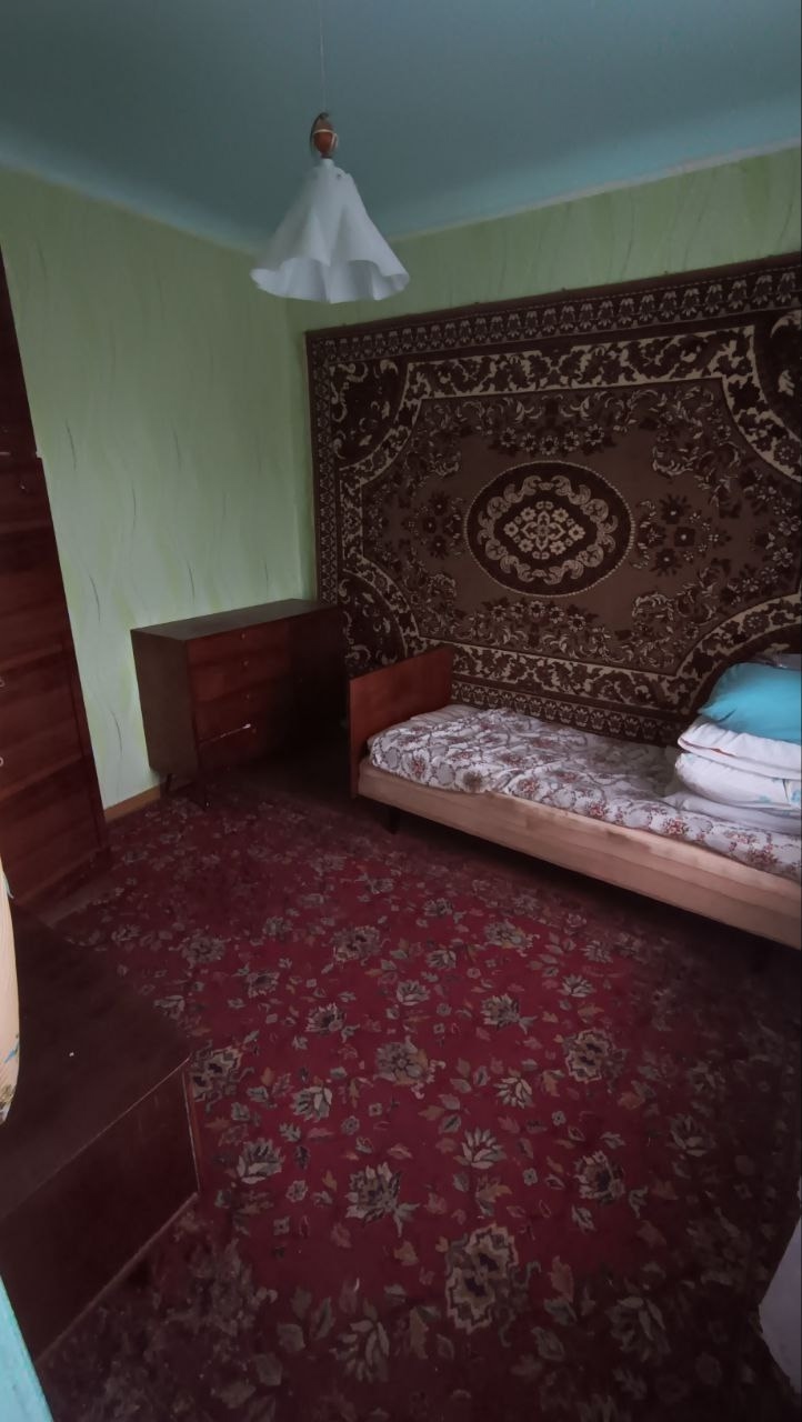 г. Алчевск Продается 1/2 дома (статус квартиры), по улице Заслонова, район (Шанхая). Общая площадь 70,8 кв.м., кухня 6,3 кв.м. В доме: 4 раздельные комнаты, прихожая, кухня, санузел в доме (совмещён). МП окна, индивидуальное отопление (одноконтурный котел), газовая колонка. На территории дома имеются хозпостр...