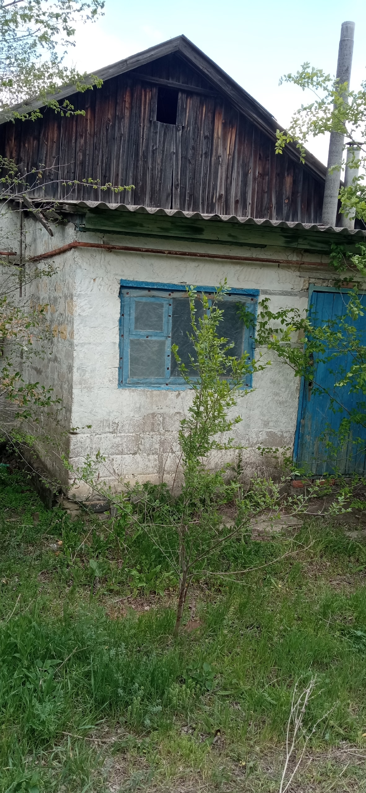 Продам в п. Новосветловка, ул. Полевая участок 12 соток с ветхим домостроением, всё коммуникации проведены, хорошее расположение(первая линия от трассы). Цена договорная. +79595516720 Аурика....